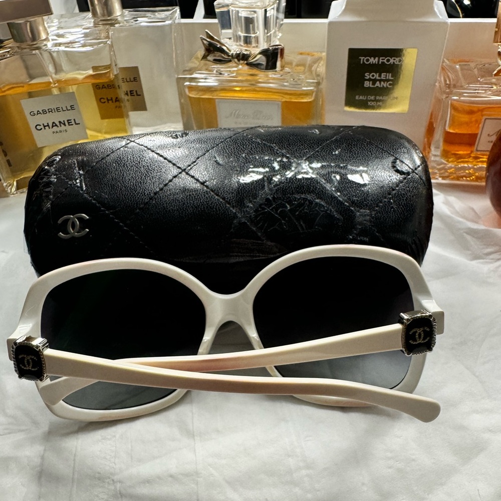 Chanel sunglasses - Picture 2 of 12